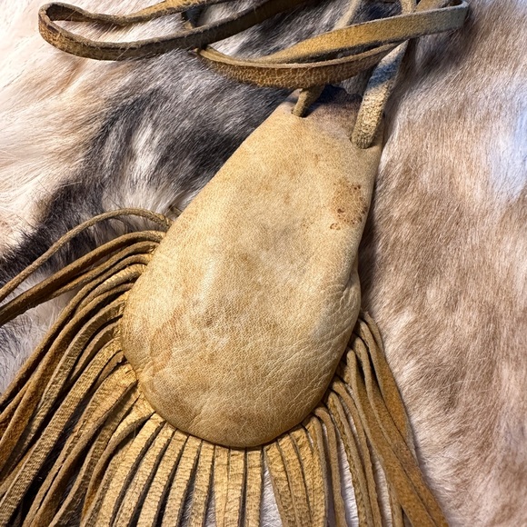 18th Century Native American Leather Medicine Bag & Brown Bess Flints - Picture 3 of 10